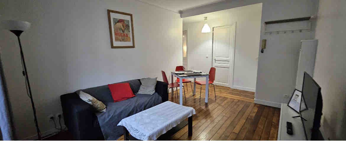 Very private room in spacious, sunny Paris flat