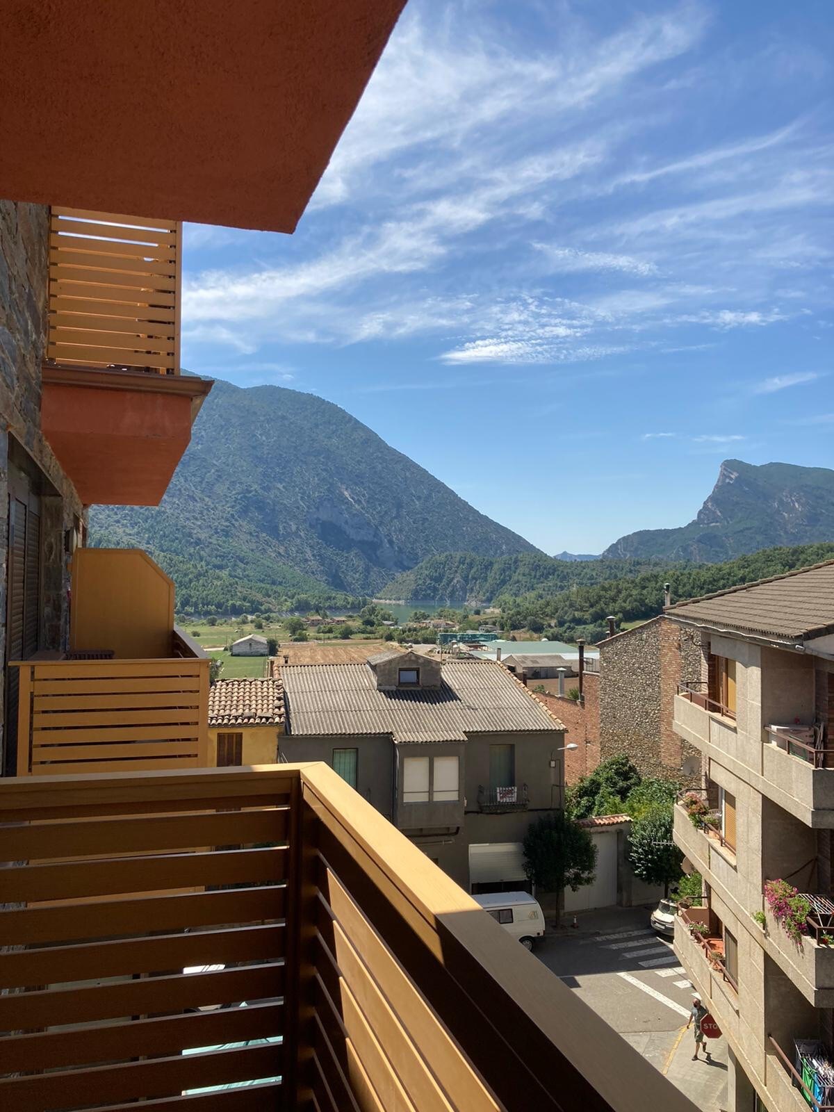 可俯瞰加泰罗尼亚比利牛斯山脉的复式公寓
