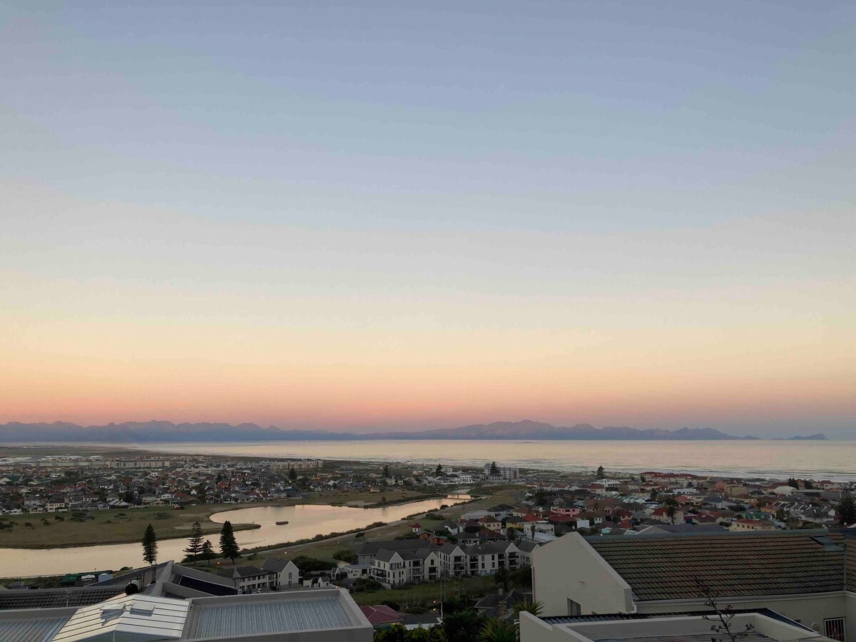 Mountainside Sea View Apartment In Muizenberg