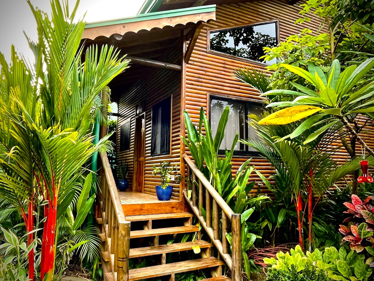 Manuel Antonio Eco Cabin ，带泳池、停车场、空调