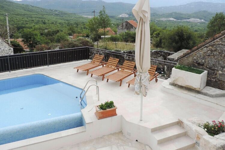 Makarska附近的Srednja度假屋，带泳池
