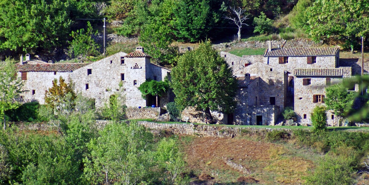 Hameau de gîtes avec piscine naturelle "Wangari"