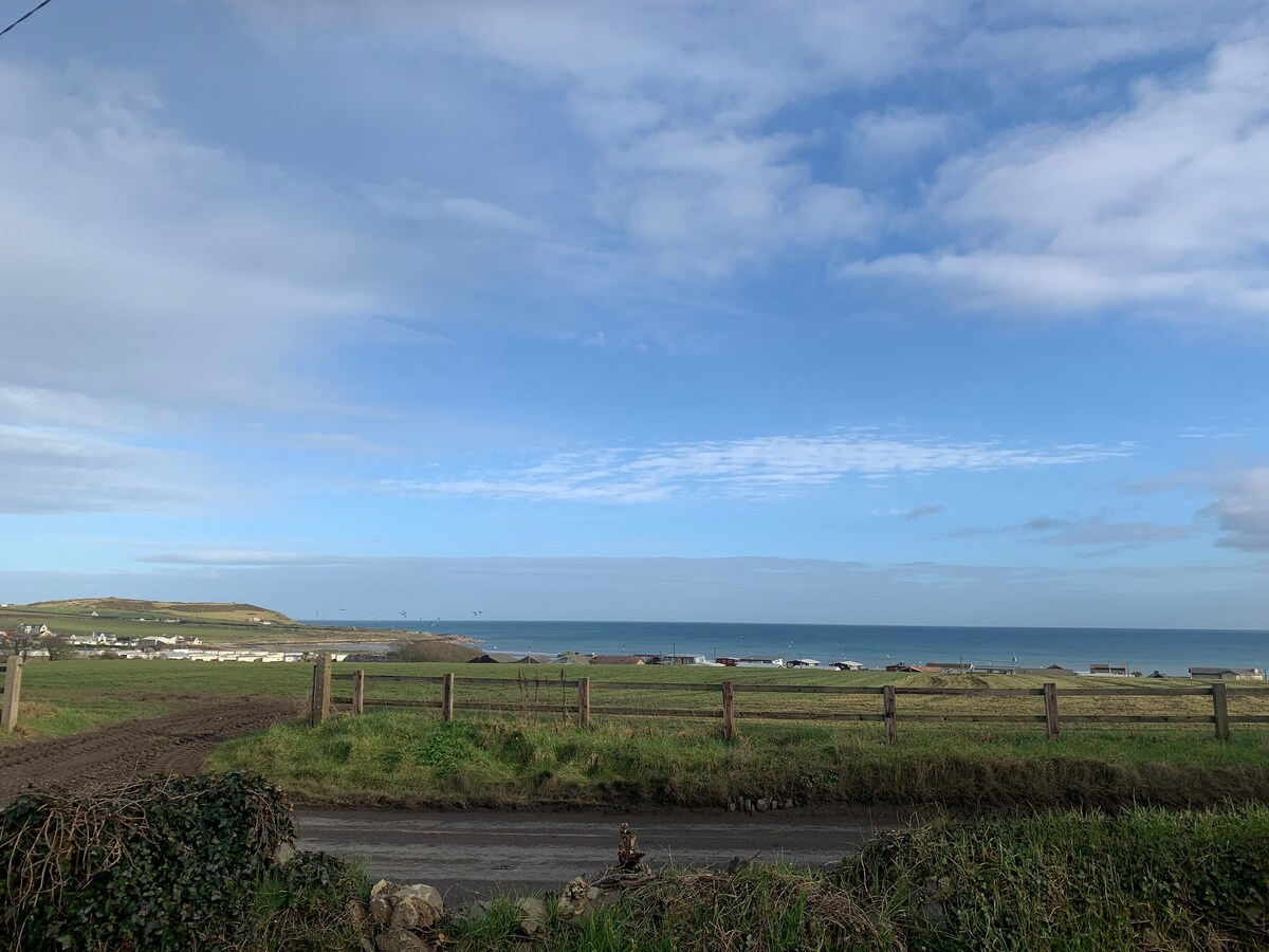 愉快的3卧室小屋，可欣赏到海景