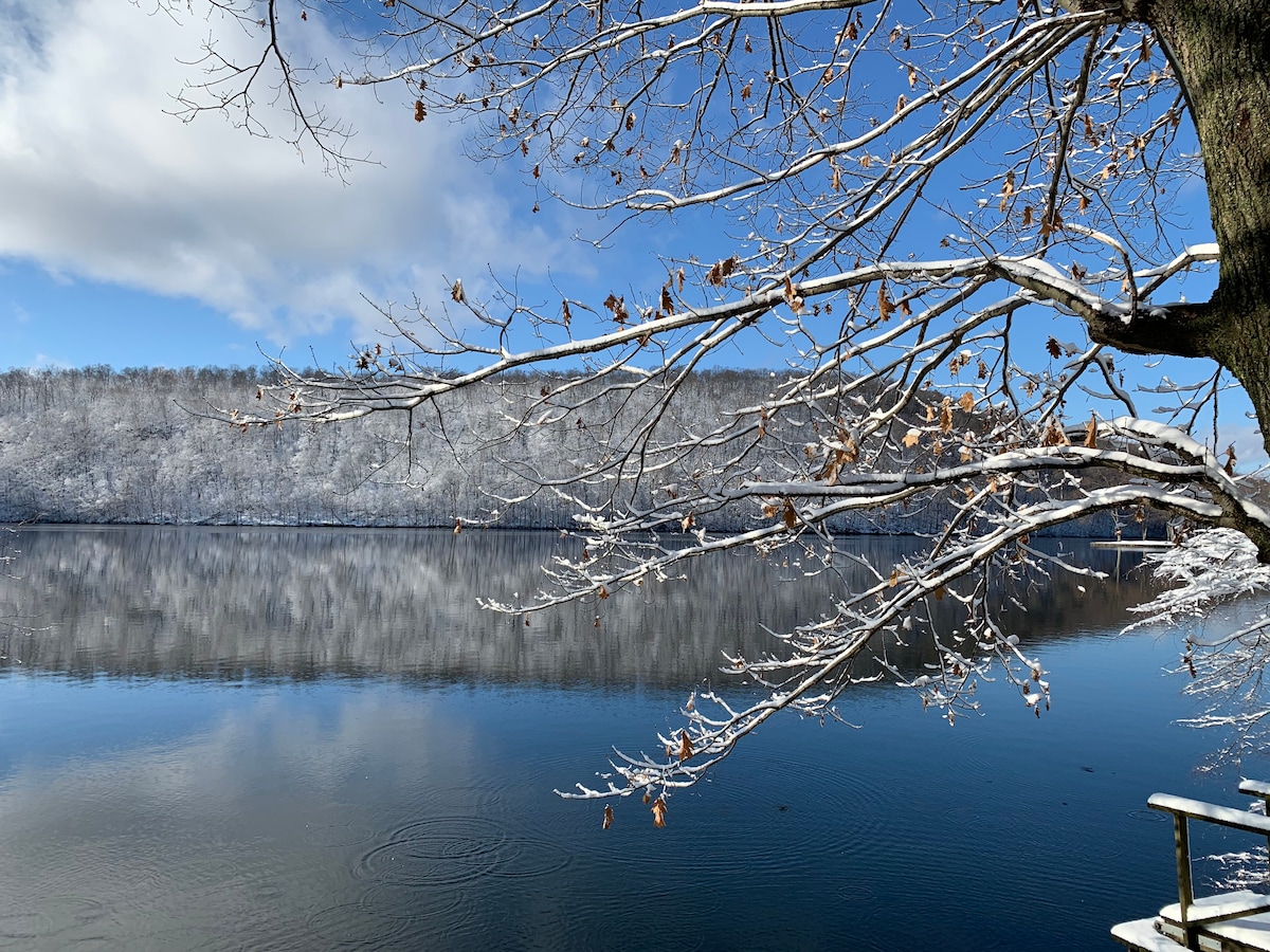 Candlewood Lake House (Lakefront)