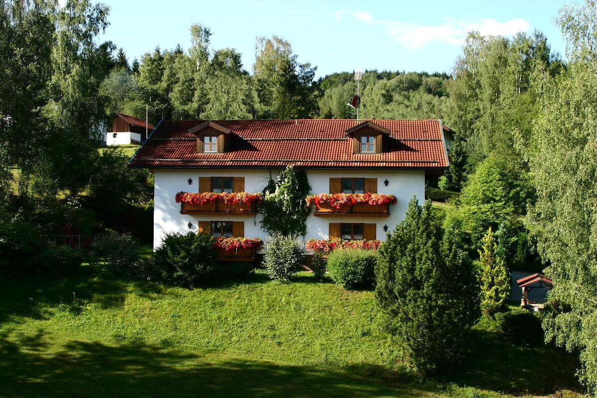 FW Haus Wildschütz （ Frauenau ） ， 5号公寓（ 50平方米） ，提供无线网络和阳台