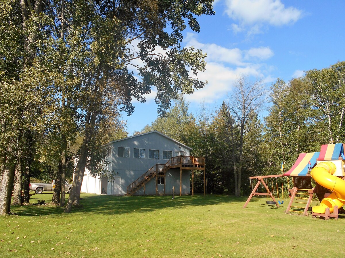 Northern Michigan house steps from Lake George