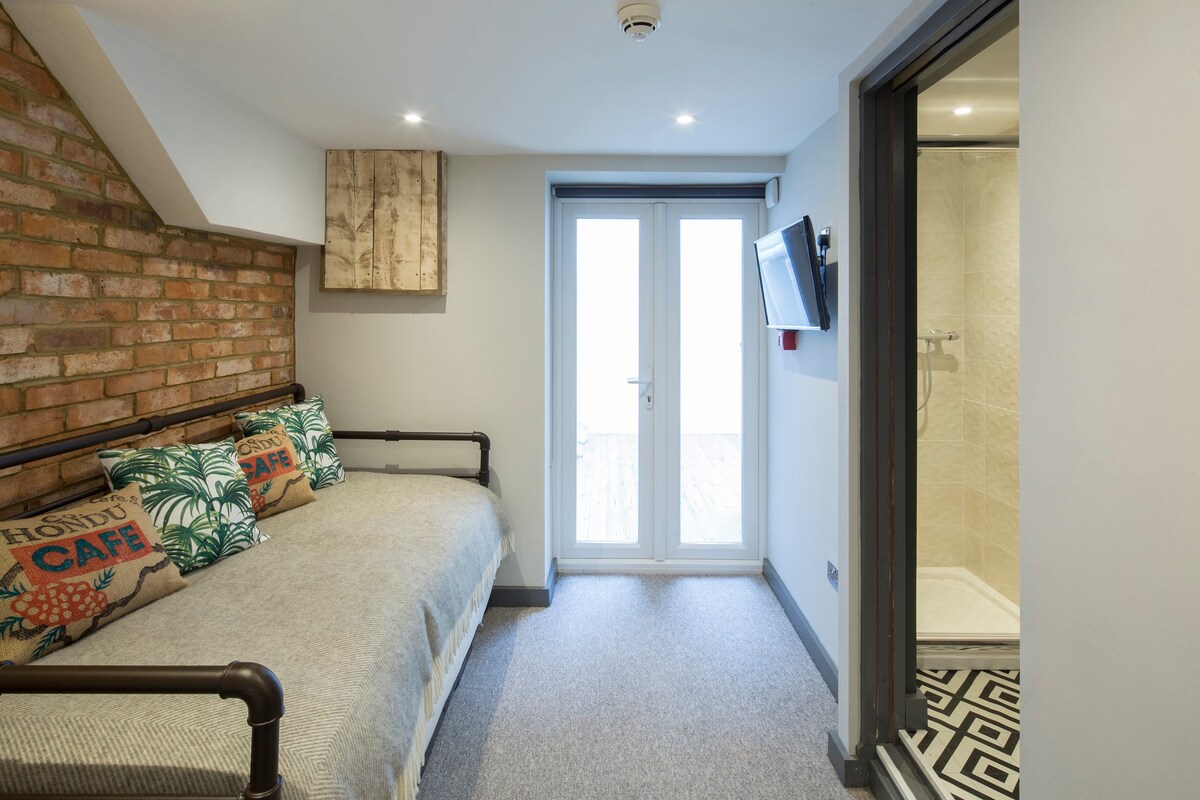 The Courtyard Suite - One Broad Street