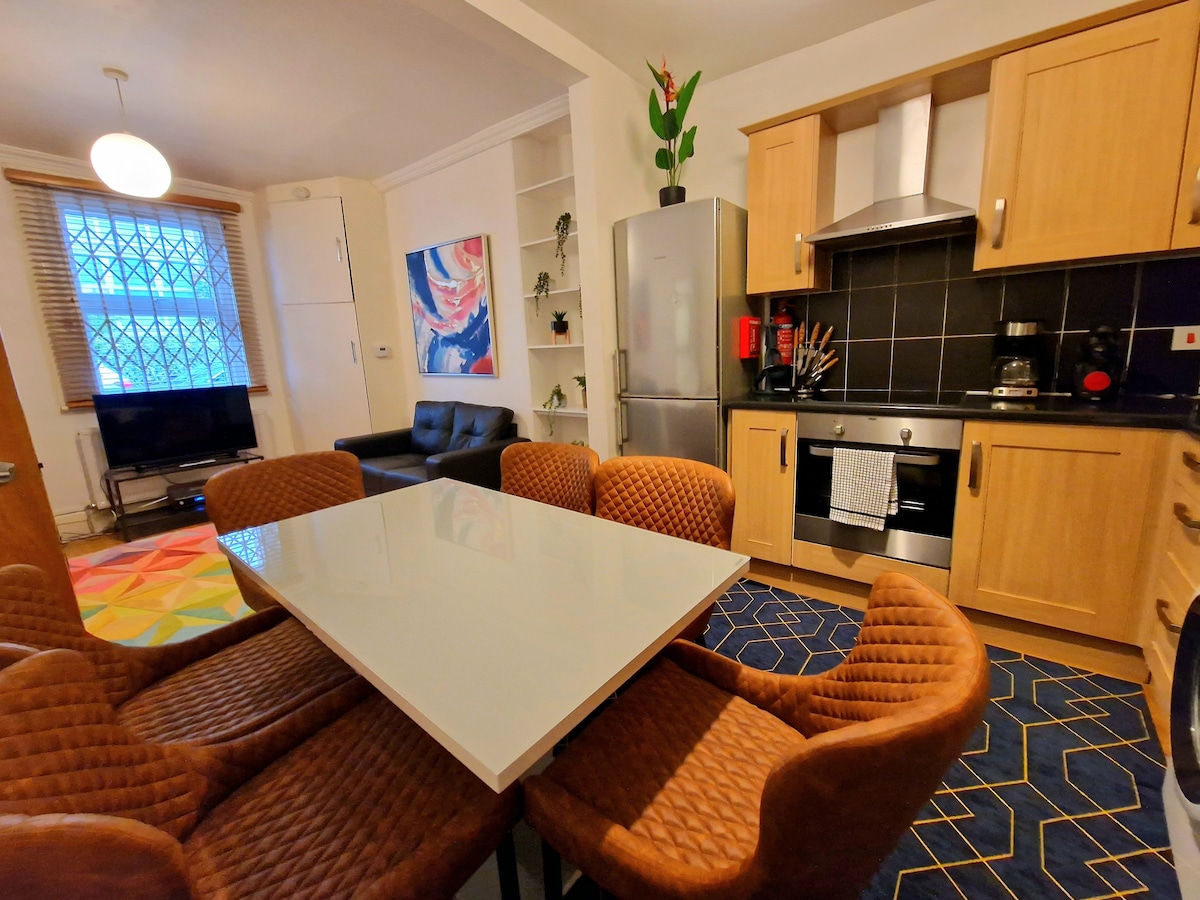 4 Bedroom 3 Bathroom Central House by Tube Station