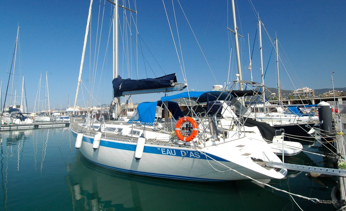 Stay and sail around the islands of Lefkada, Itaka
