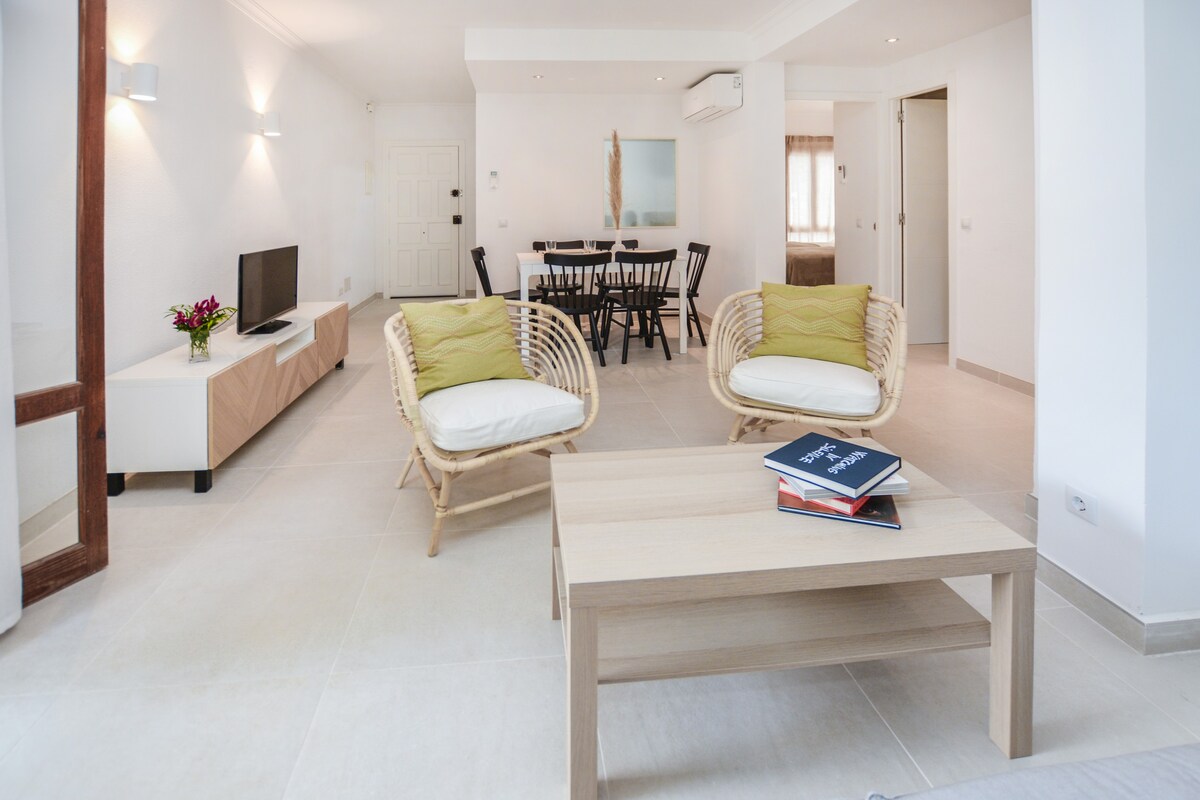 阿尔库迪亚海滩（ Playa de Alcudia ）的第一排公寓