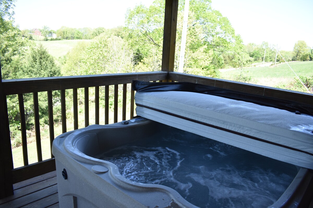 Romantic! Hot tub! Pool! Bfst! Mins. to Branson!