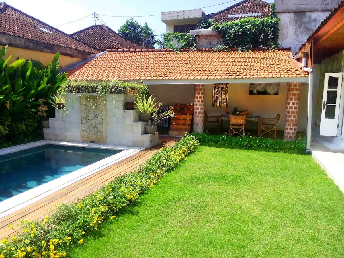 茉莉别墅（ Villa Jasmine ） ，设有2间卧室、泳池和巴厘岛风格