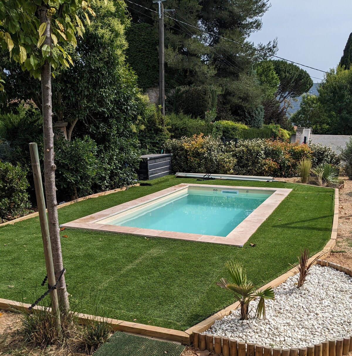 Studette champêtre neuve avec piscine en Provence.