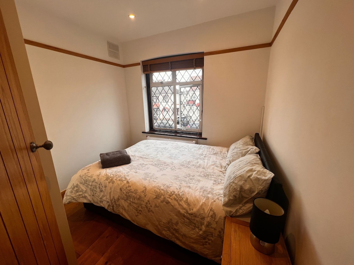 Cosy Room in High Quality House