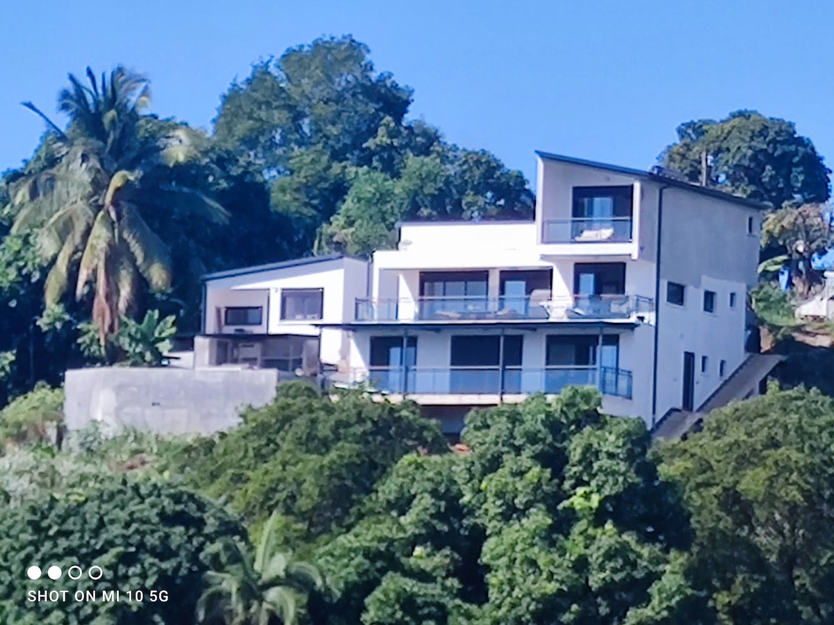 Villa avec piscine et vue mer-montagne