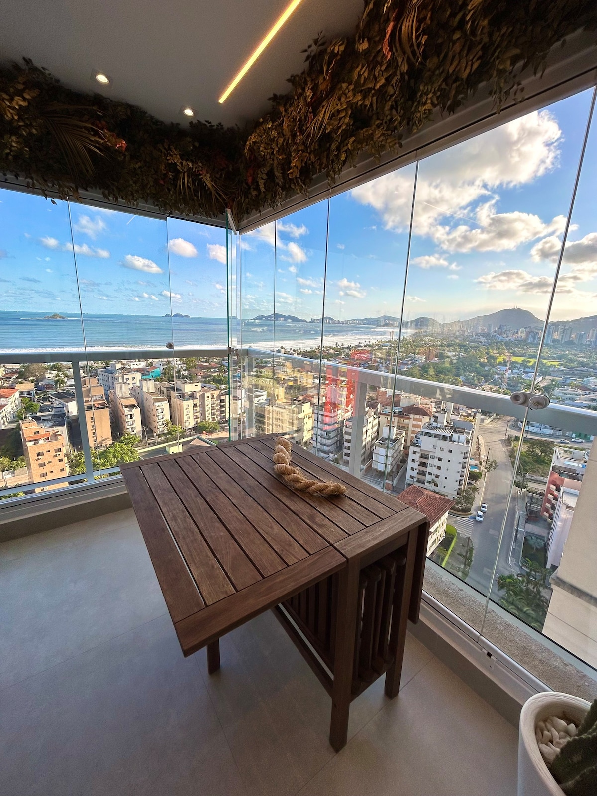 公寓，可俯瞰Enseada - Guarujá海滩的全景