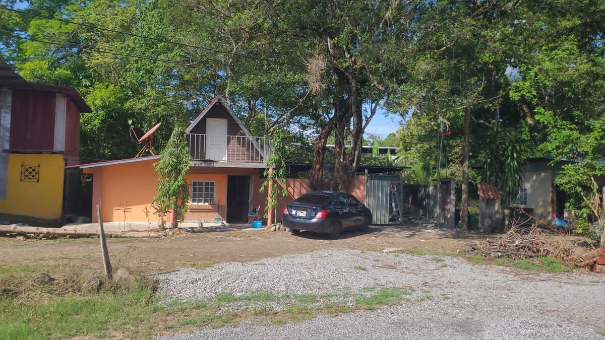 Casa tipo cabaña de 2 plantas.