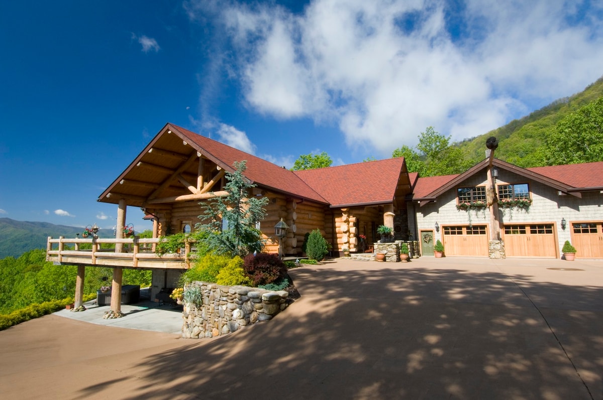 LUXURIOUS TN Mtn Lodge- Sleeps 22+, Hiking & Lake