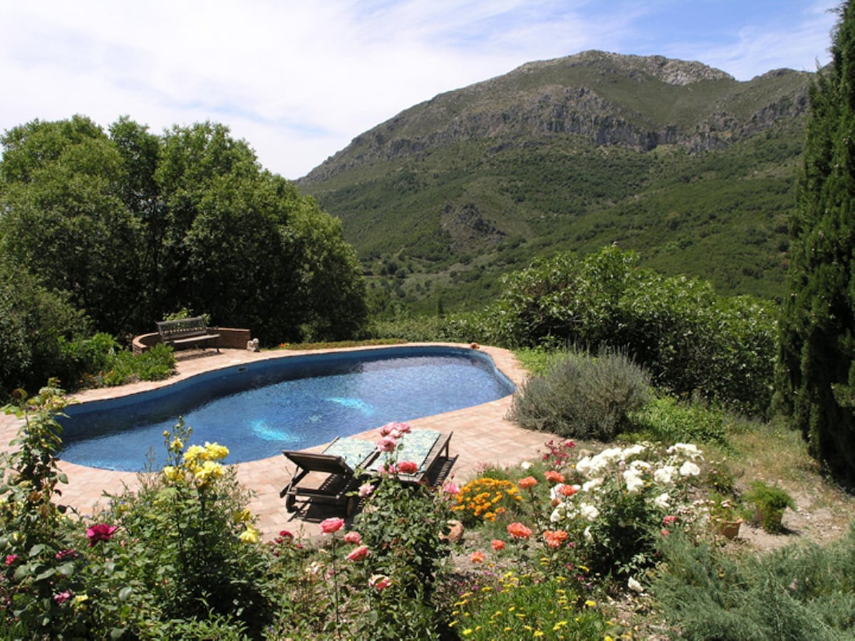 Beautiful mountain cottage-private pool &fast net