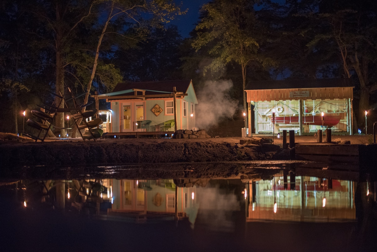 海滩风格的湖畔迷你小屋
空闲区