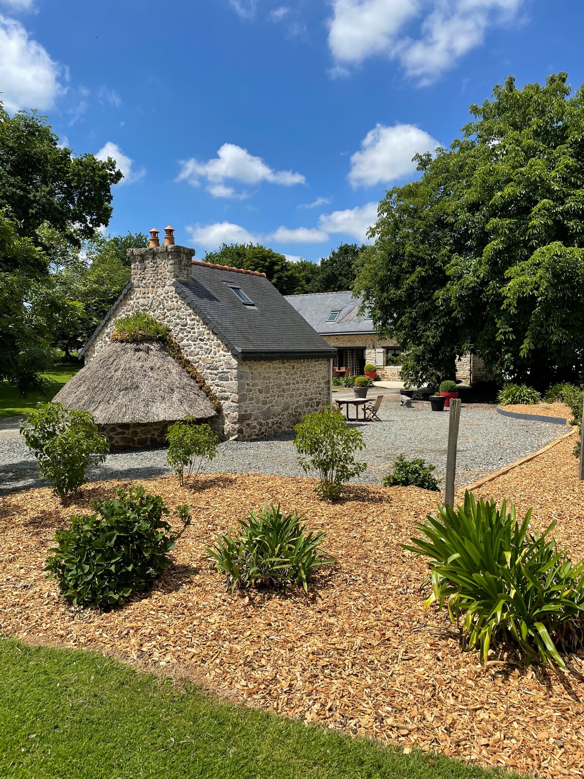 A L'Orée du bois "maisonnette du four à pain"