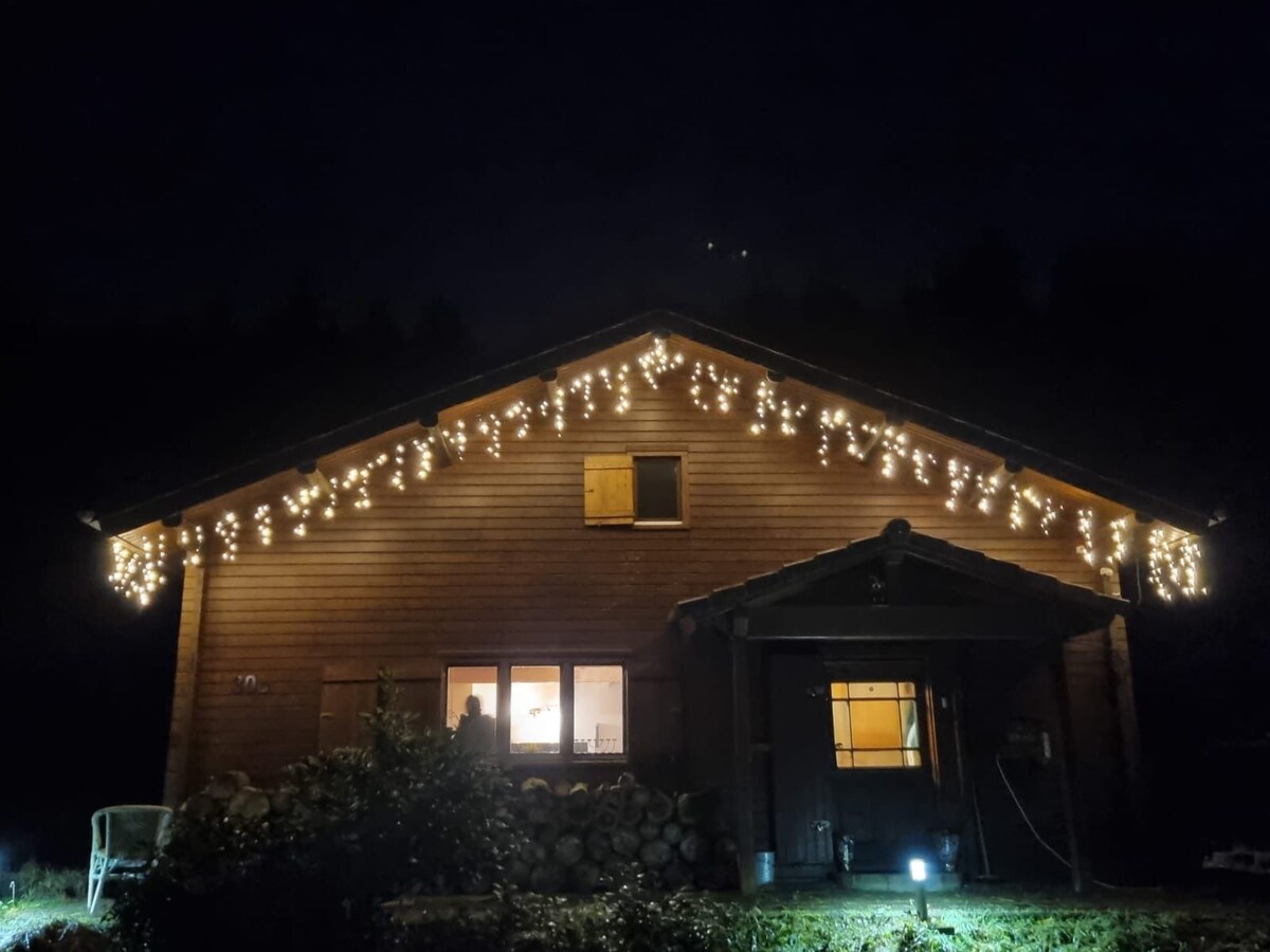 Kleines Gästezimmer in idyllischem Holzblockhaus