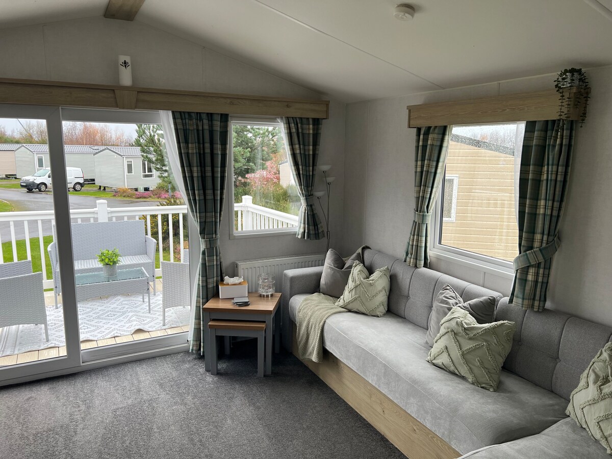 Modern 3 bedroom Caravan Situated at Seton Sands
