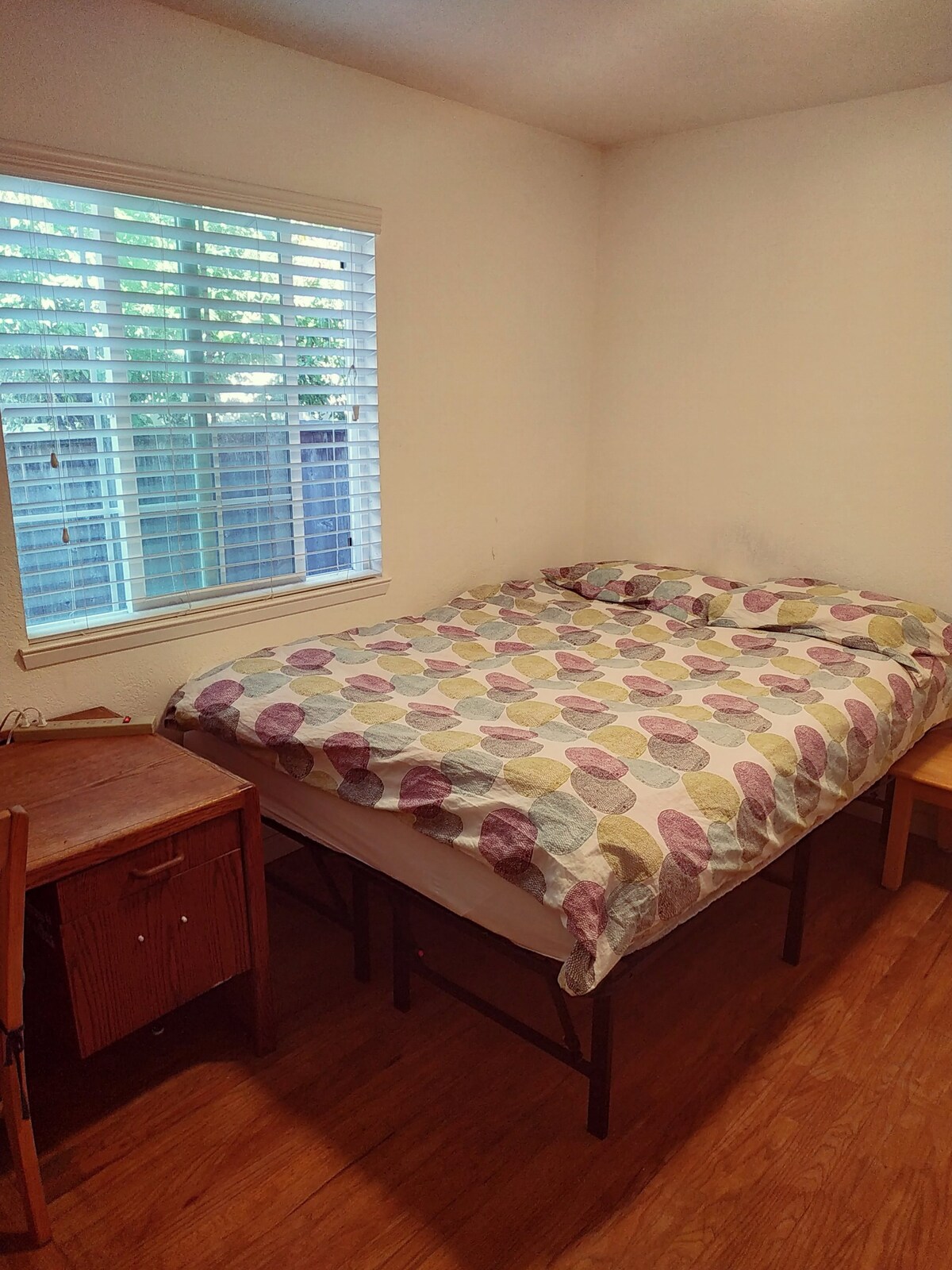 Queen Bed Private Room in Fremont with Parking