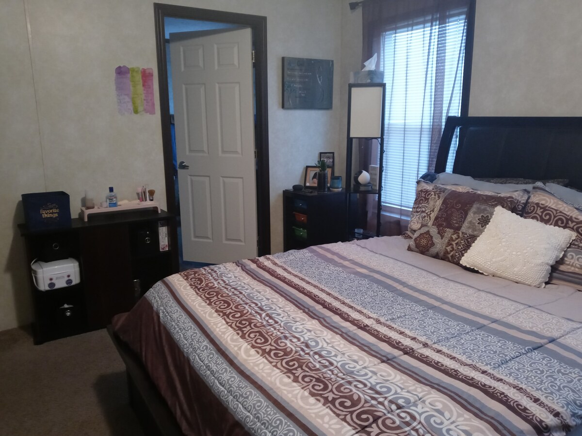 Relaxing queen bed w/ attached bathroom off Inte29