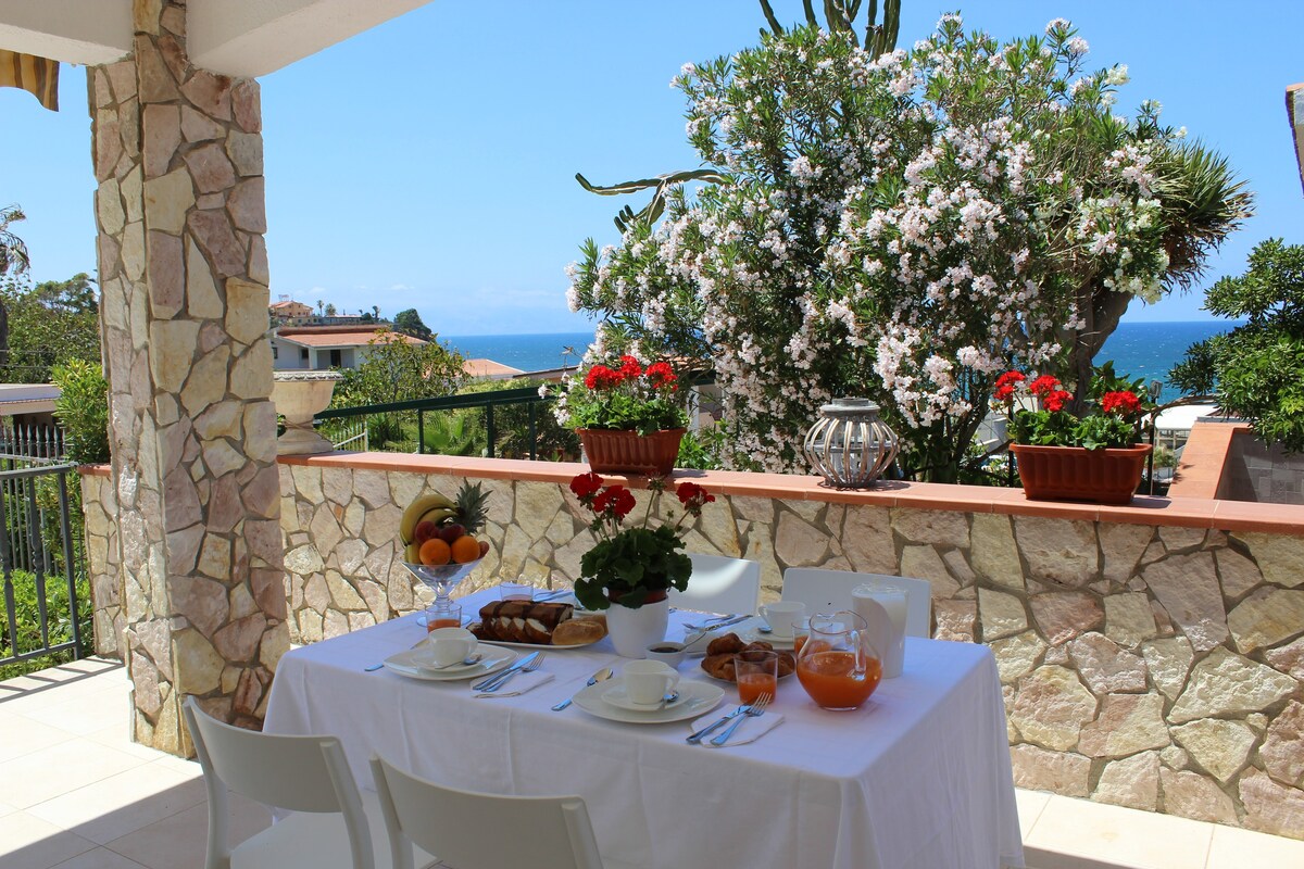 Villa Nàmali... just 100 meters from the sea !!