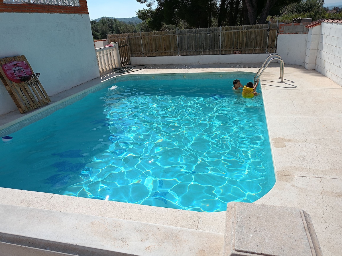 Big yard, big lawn, big swimming pool, very quiet.