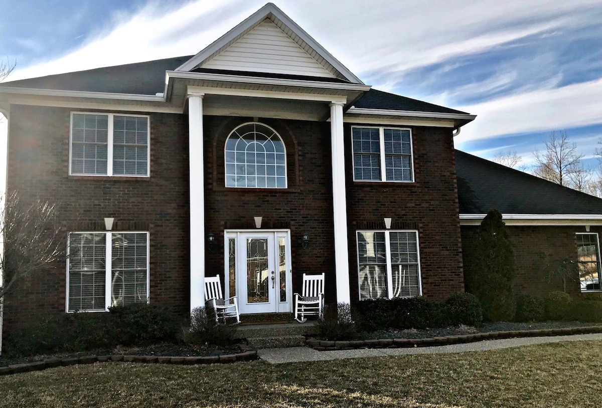 Large Private Home, 6 miles from Churchill Downs
