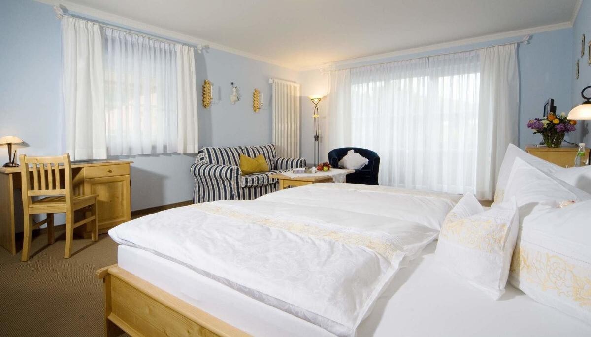 Pension Landhaus Hochfeld (Zwiesel), Juniorsuite Rosenzimmer mit Balkon