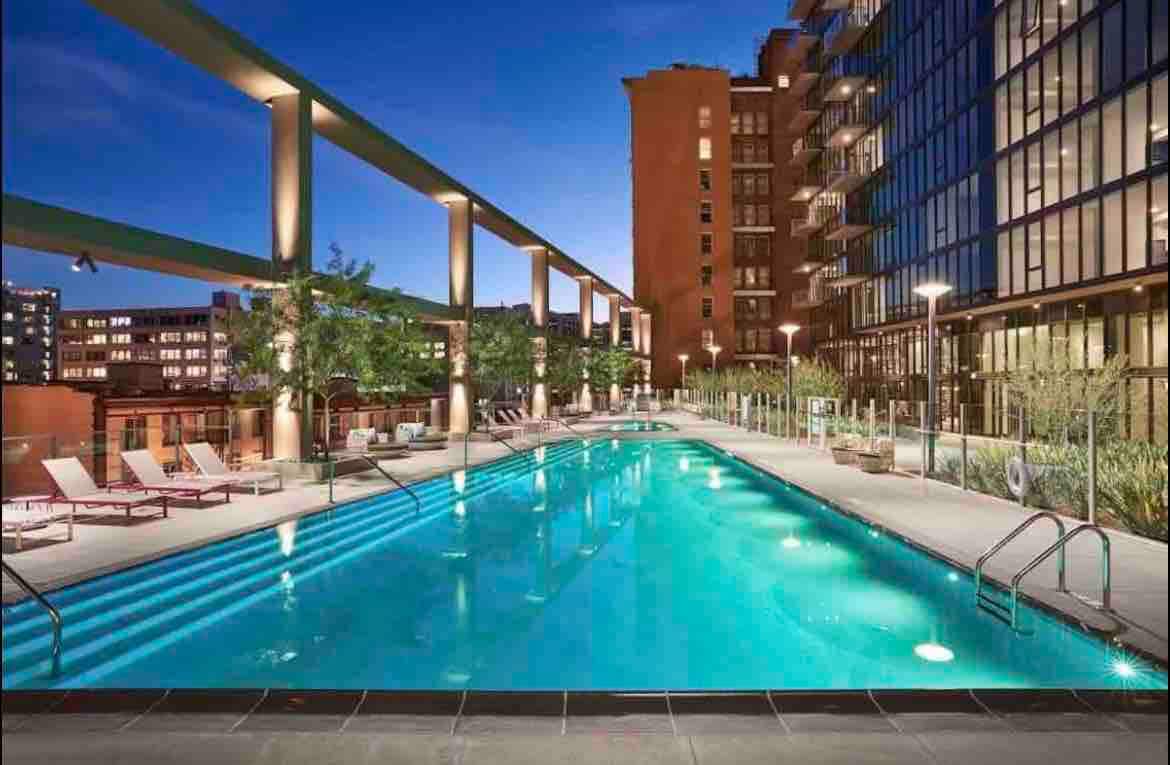 洛杉矶市中心豪华高层公寓，带城市天际线和泳池