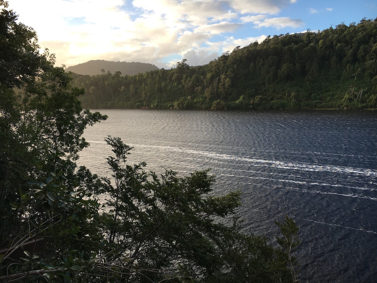 CASA LOICA / Lago Huillinco / Chiloé