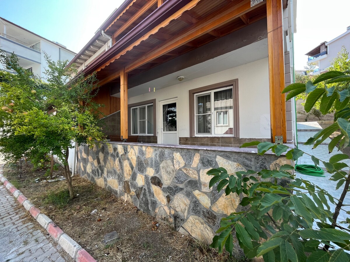 Verandası olan rahat bir yazlık ev