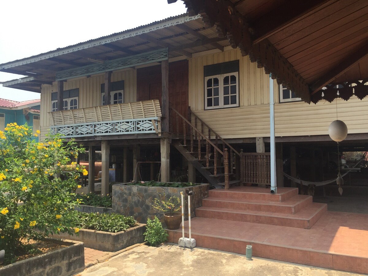 泰式传统房屋，靠近河流