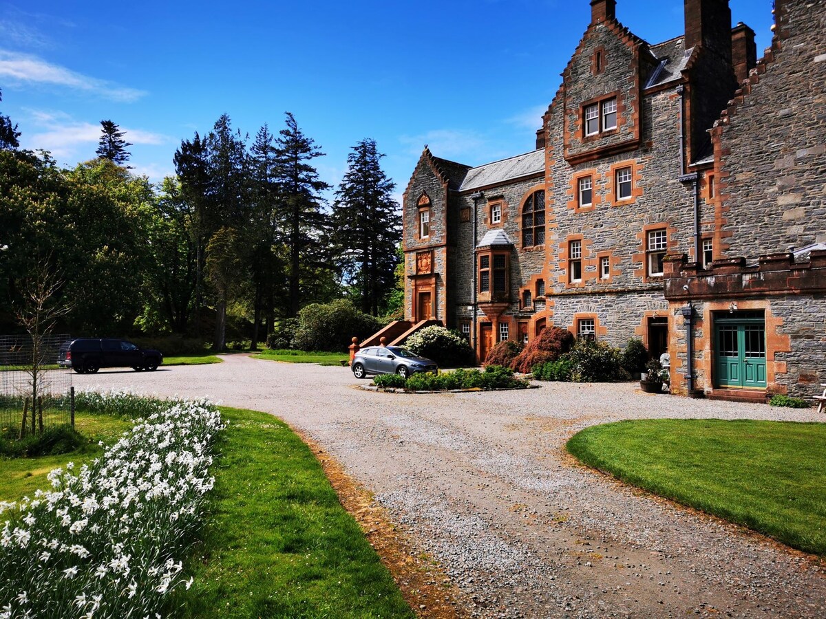 2 bedroom flat within Highland Baronial Manor