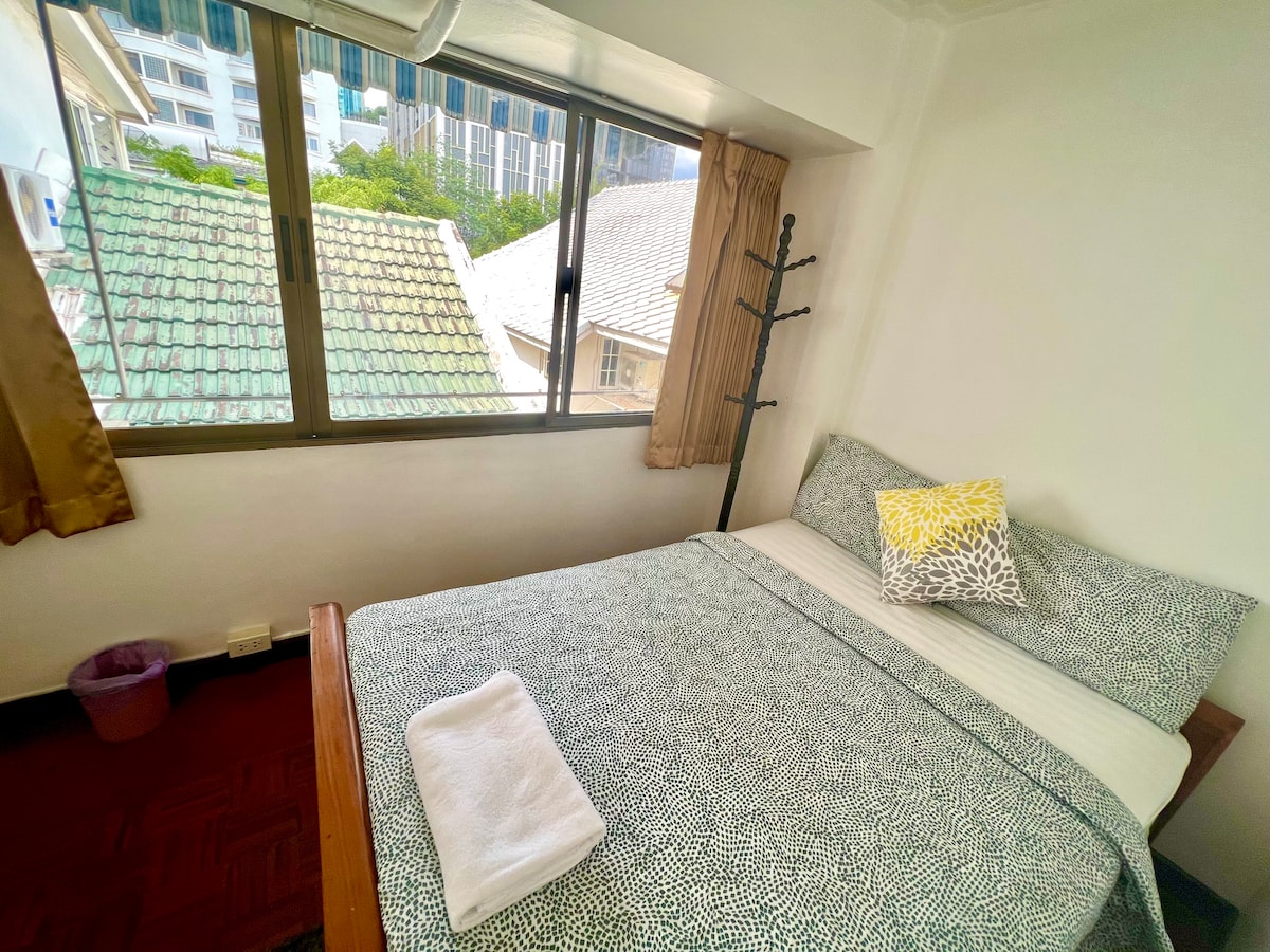 Double bed Window room@soi cowboy-Asoke BTS/MRT