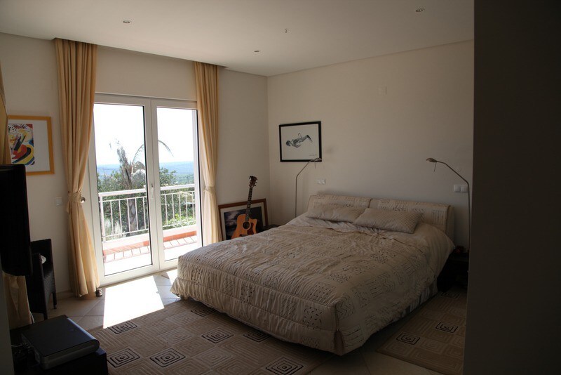 豪华一楼卧室，带阳台和景观
