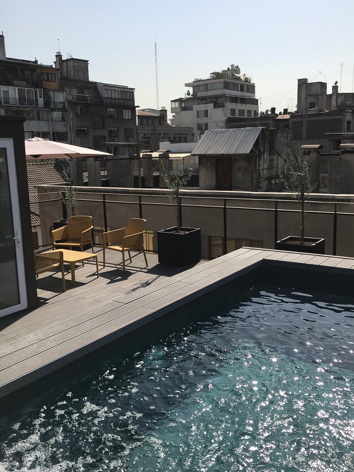 位于Lastarria的现代公寓，配有屋顶游泳池