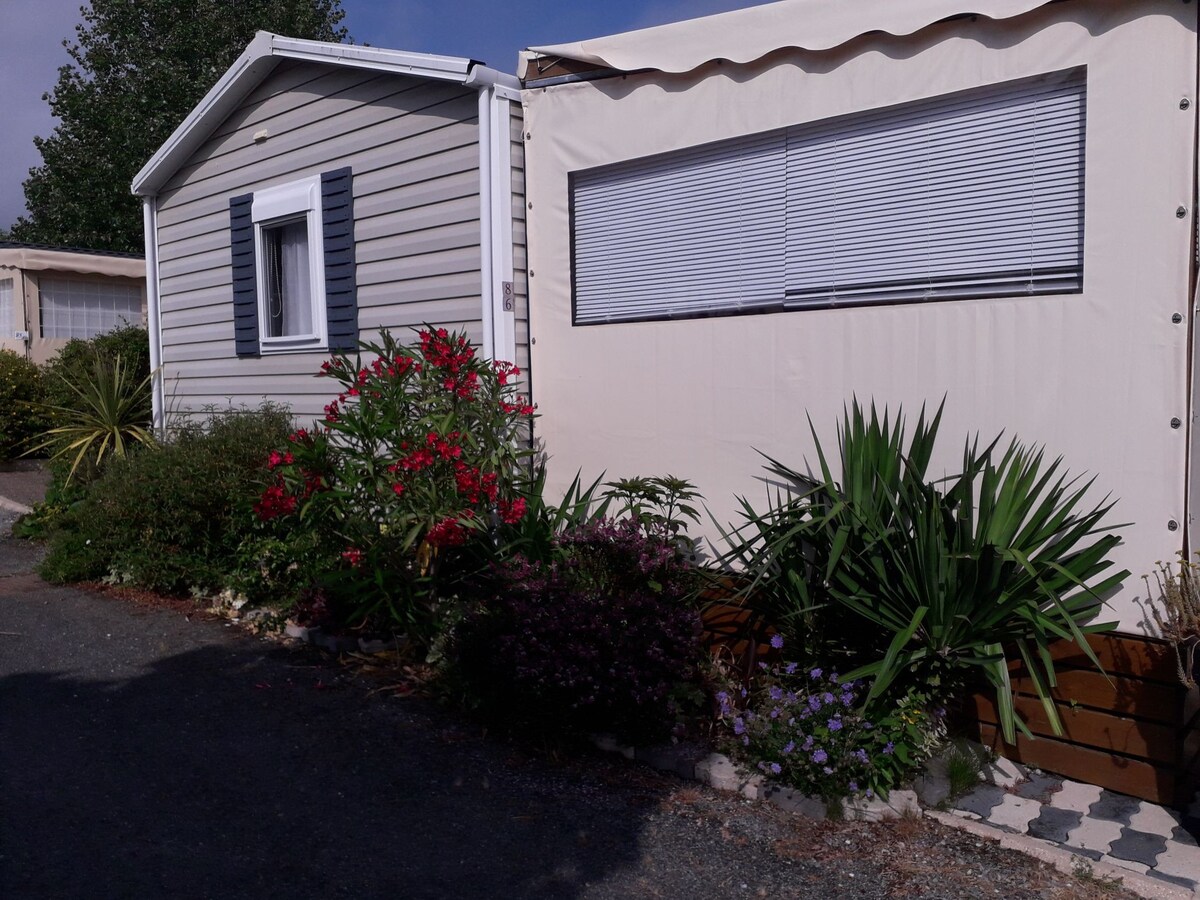 Mobil home tout confort, avec piscine, terrasse.