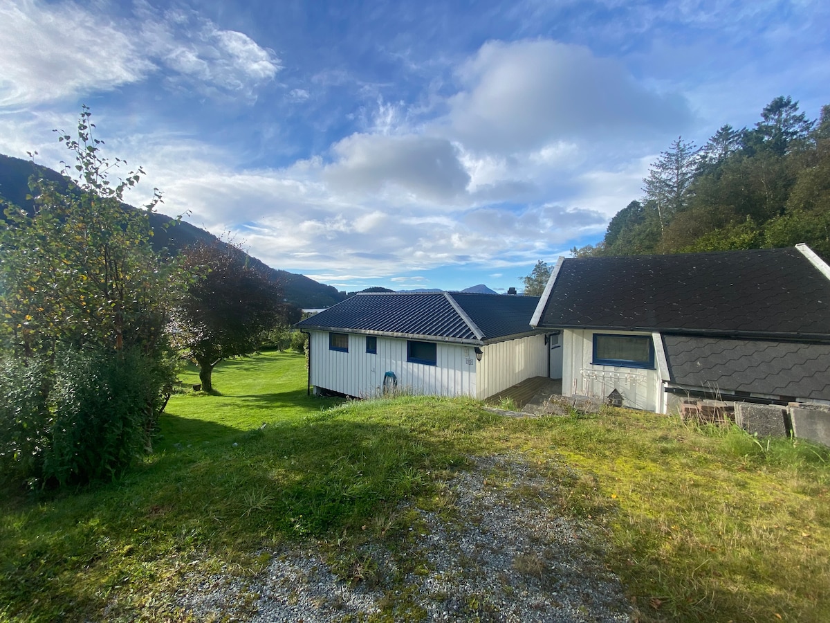 Romslig hus med stor hage like ved fjorden