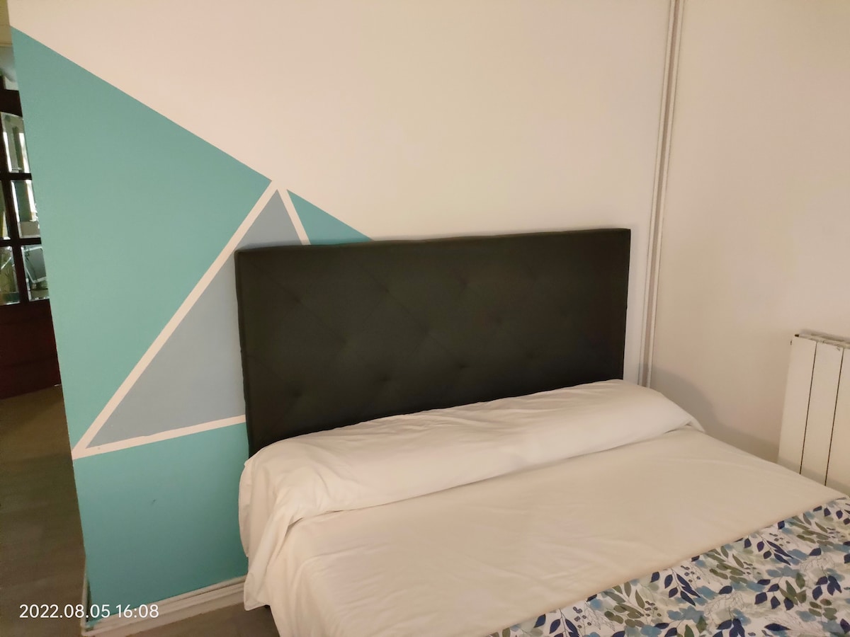 Small and comfortable airport side double room