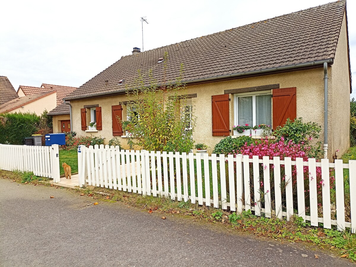 Maison entière 5 min du circuit. village calme.