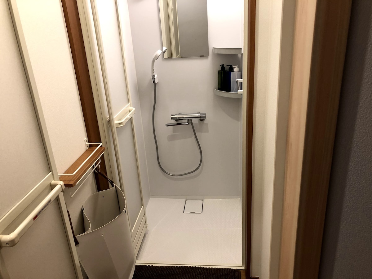 Private twin room (shared shower/bath room)