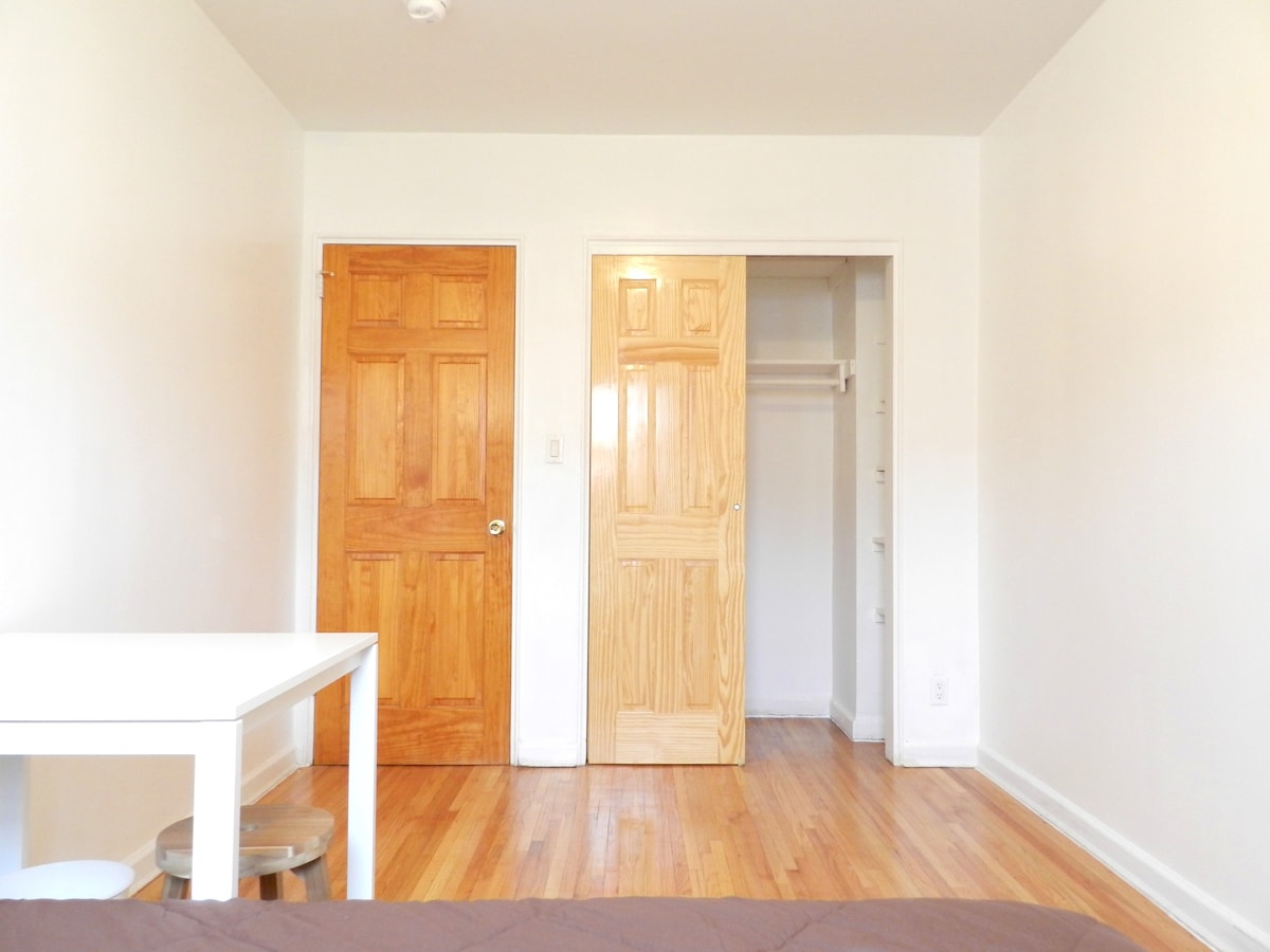 Room in 3BR1BA APT, 2 mins walk 52st-Woodside (7)!