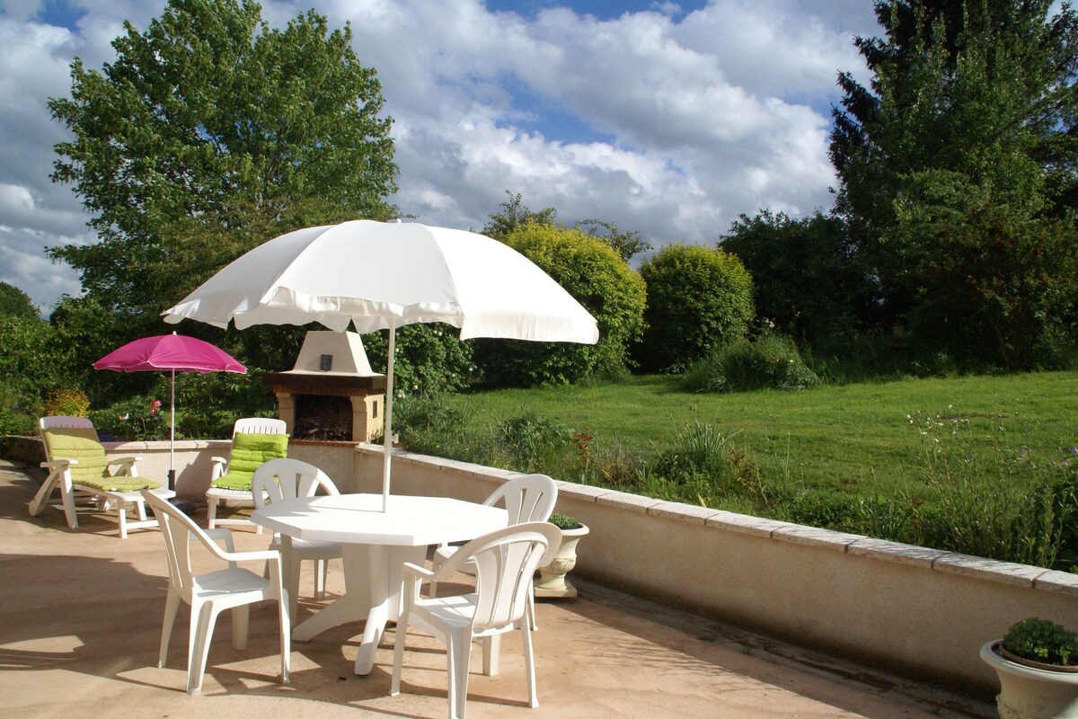 Traditional house with garden in Dampsmesnil