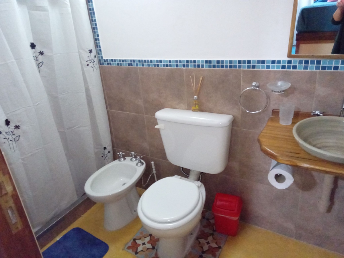 Habitación con baño privado.