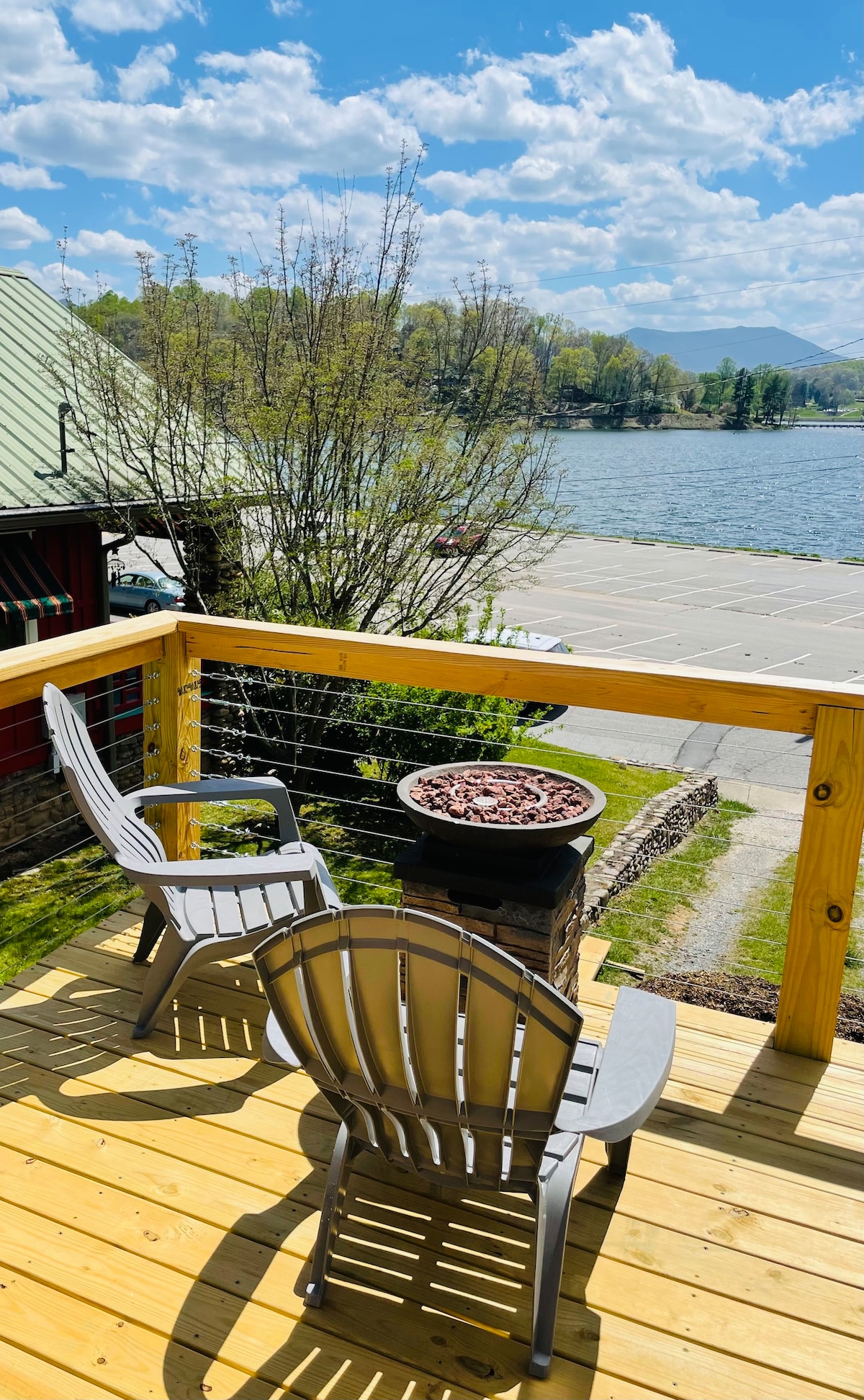 Lake Life Upper Apt-2 min walk to Lk Junaluska ASM